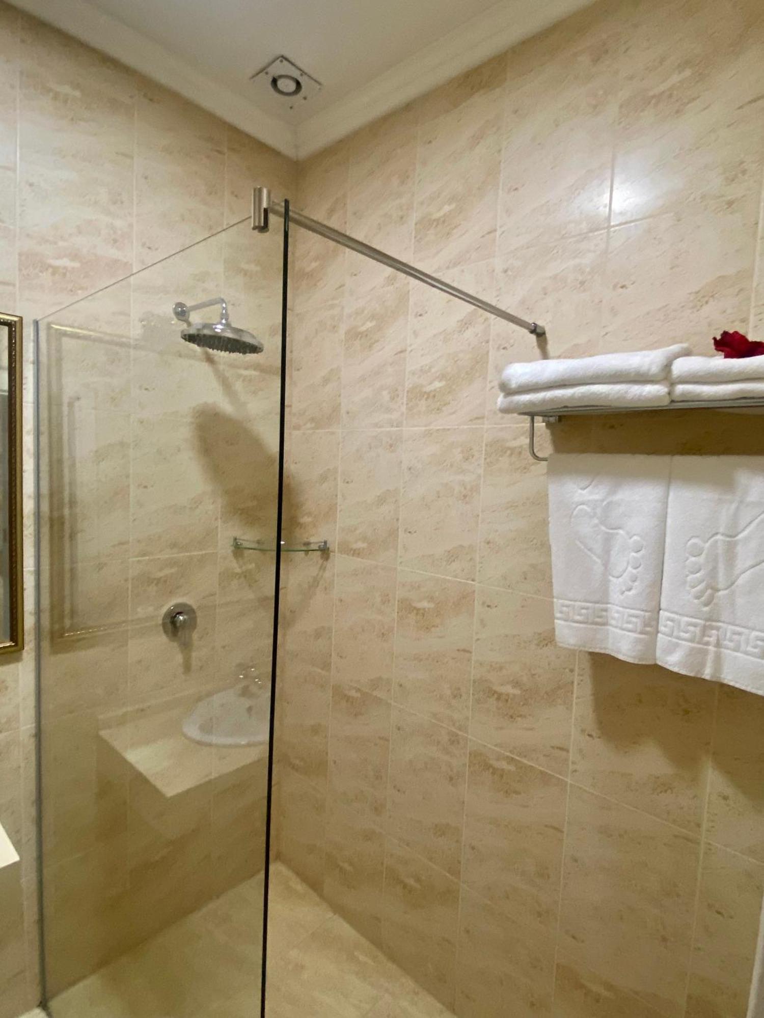 Boutique Hotel Deluxe Kamjanets-Podilsky Buitenkant foto
